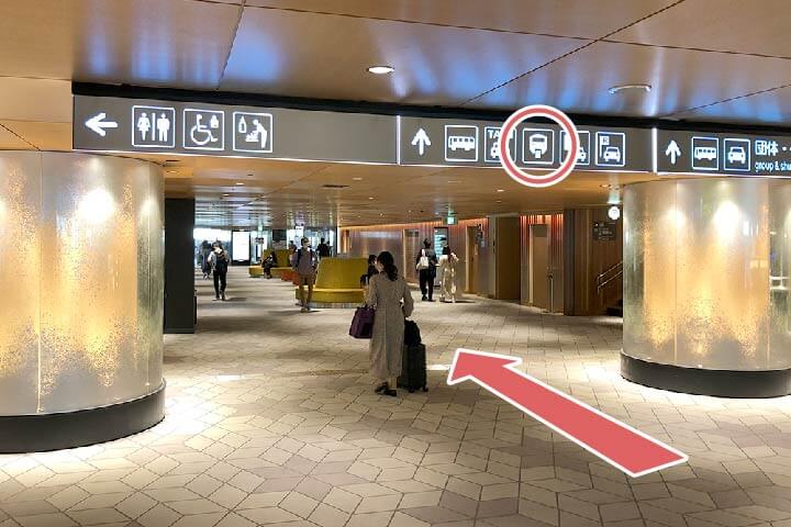 2.直進し建物の外へ出ます。エスカレーターで上がります。