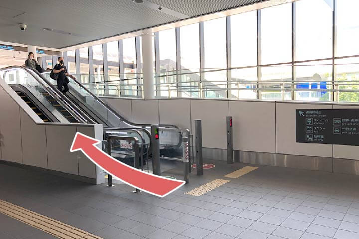 3.エスカレーターで上がります。