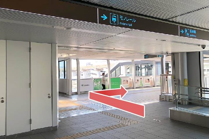 4.エスカレーターで上がり、右に進みます。