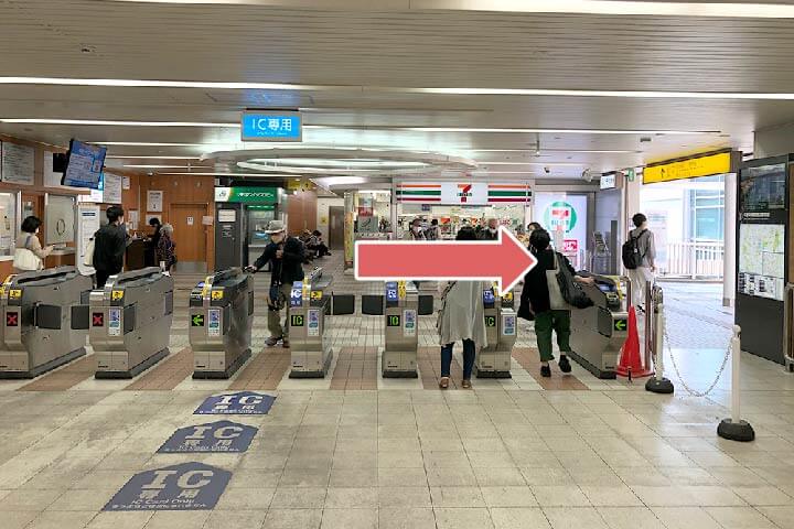 7.『千里中央』駅の改札を出て右に進みます。