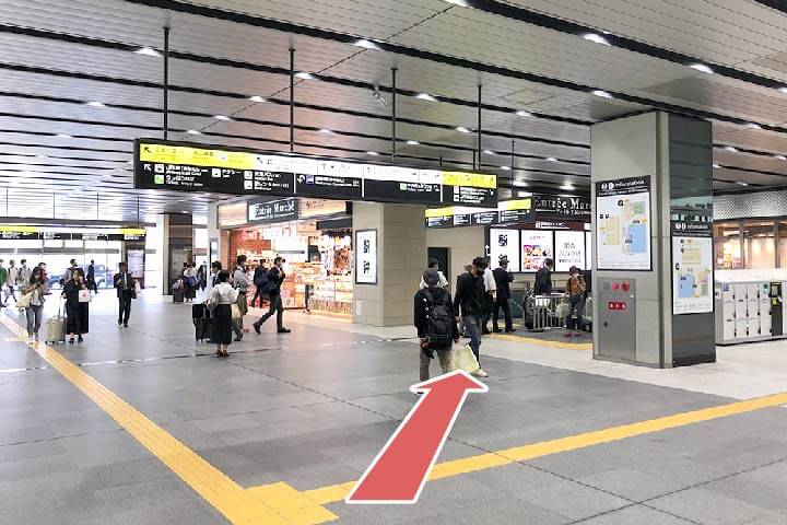 2.30m程進むとエスカレーターがあります。エスカレーターで下階へ下ります。