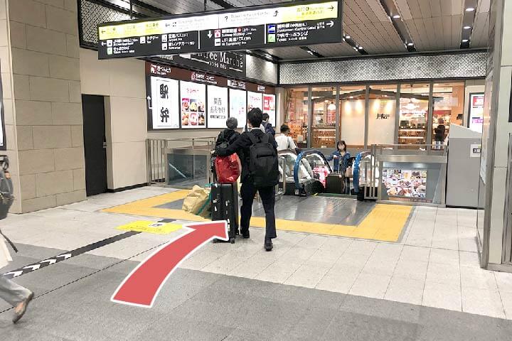 3.エスカレーターで下階へ下ります。