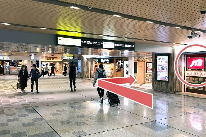 4.下階へ下り、旅行代理店の左にある通路を進みます。